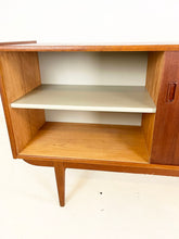 Afbeelding in Gallery-weergave laden, Scandinavische Teak Sideboard / Dressoir