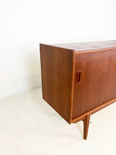 Afbeelding in Gallery-weergave laden, Scandinavische Teak Sideboard / Dressoir