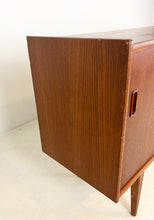 Afbeelding in Gallery-weergave laden, Scandinavische Teak Sideboard / Dressoir