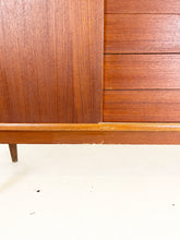 Afbeelding in Gallery-weergave laden, Scandinavische Teak Sideboard / Dressoir