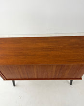 Afbeelding in Gallery-weergave laden, Vintage Teak Schuifdeurkast