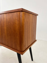 Afbeelding in Gallery-weergave laden, Vintage Teak Schuifdeurkast