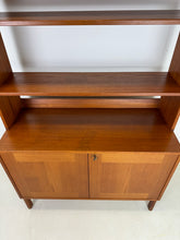 Afbeelding in Gallery-weergave laden, Teak Wandkast / Boekenkast uit Zweden