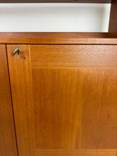 Afbeelding in Gallery-weergave laden, Teak Wandkast / Boekenkast uit Zweden