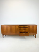 Load image into Gallery viewer, Brede Teak Dressoir / Sideboard uit Zweden, Möbelfabriken Linden