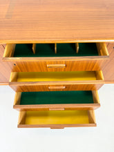 Load image into Gallery viewer, Brede Teak Dressoir / Sideboard uit Zweden, Möbelfabriken Linden