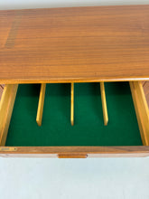 Load image into Gallery viewer, Brede Teak Dressoir / Sideboard uit Zweden, Möbelfabriken Linden