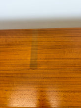 Load image into Gallery viewer, Brede Teak Dressoir / Sideboard uit Zweden, Möbelfabriken Linden