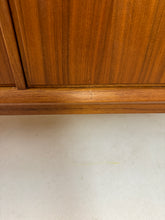 Load image into Gallery viewer, Brede Teak Dressoir / Sideboard uit Zweden, Möbelfabriken Linden