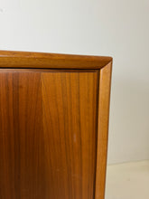 Load image into Gallery viewer, Brede Teak Dressoir / Sideboard uit Zweden, Möbelfabriken Linden