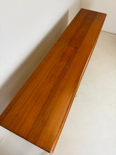 Load image into Gallery viewer, Brede Teak Dressoir / Sideboard uit Zweden, Möbelfabriken Linden