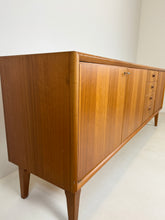 Load image into Gallery viewer, Brede Teak Dressoir / Sideboard uit Zweden, Möbelfabriken Linden