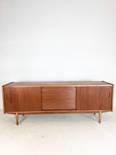 Afbeelding in Gallery-weergave laden, Teak Dressoir, ontworpen door Nils Jonsson voor Hugo Troeds