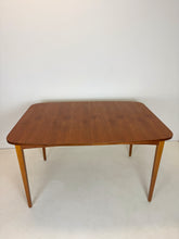 Afbeelding in Gallery-weergave laden, Vintage Teak Eettafel