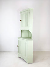 Afbeelding in Gallery-weergave laden, Opgeknapte Zweedse Hoekkast