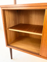Afbeelding in Gallery-weergave laden, Vintage Wandkast uit Zweden