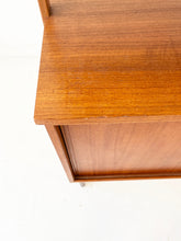 Afbeelding in Gallery-weergave laden, Vintage Wandkast uit Zweden