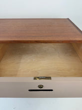 Afbeelding in Gallery-weergave laden, Opgeknapte Teak Vintage Ladekast