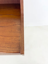 Afbeelding in Gallery-weergave laden, Vintage Teak Nachtkastje uit Denemarken