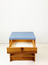 Load image into Gallery viewer, Opgeknapte Zweeds Nachtkastje / Bijzetkastje