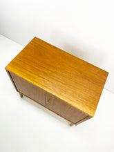 Afbeelding in Gallery-weergave laden, Teak Kastje
