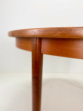 Afbeelding in Gallery-weergave laden, Ronde Vintage Teak Tafel