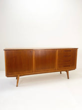 Load image into Gallery viewer, Teak Mid Century Dressoir uit Scandinavië