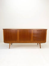Load image into Gallery viewer, Teak Mid Century Dressoir uit Scandinavië