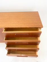 Load image into Gallery viewer, Teak Mid Century Dressoir uit Scandinavië