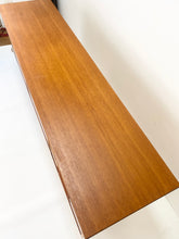 Load image into Gallery viewer, Teak Mid Century Dressoir uit Scandinavië