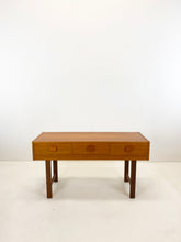 Afbeelding in Gallery-weergave laden, Laag Teak Ladekastje
