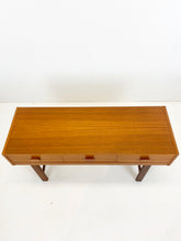 Afbeelding in Gallery-weergave laden, Laag Teak Ladekastje