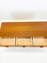 Afbeelding in Gallery-weergave laden, Laag Teak Ladekastje