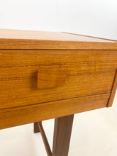 Afbeelding in Gallery-weergave laden, Laag Teak Ladekastje