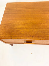 Afbeelding in Gallery-weergave laden, Laag Teak Kastje / TV Meubel