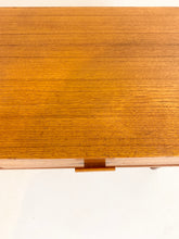 Afbeelding in Gallery-weergave laden, Laag Teak Kastje / TV Meubel