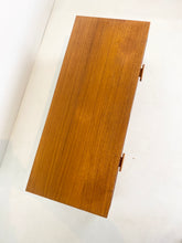 Afbeelding in Gallery-weergave laden, Laag Teak Kastje / TV Meubel