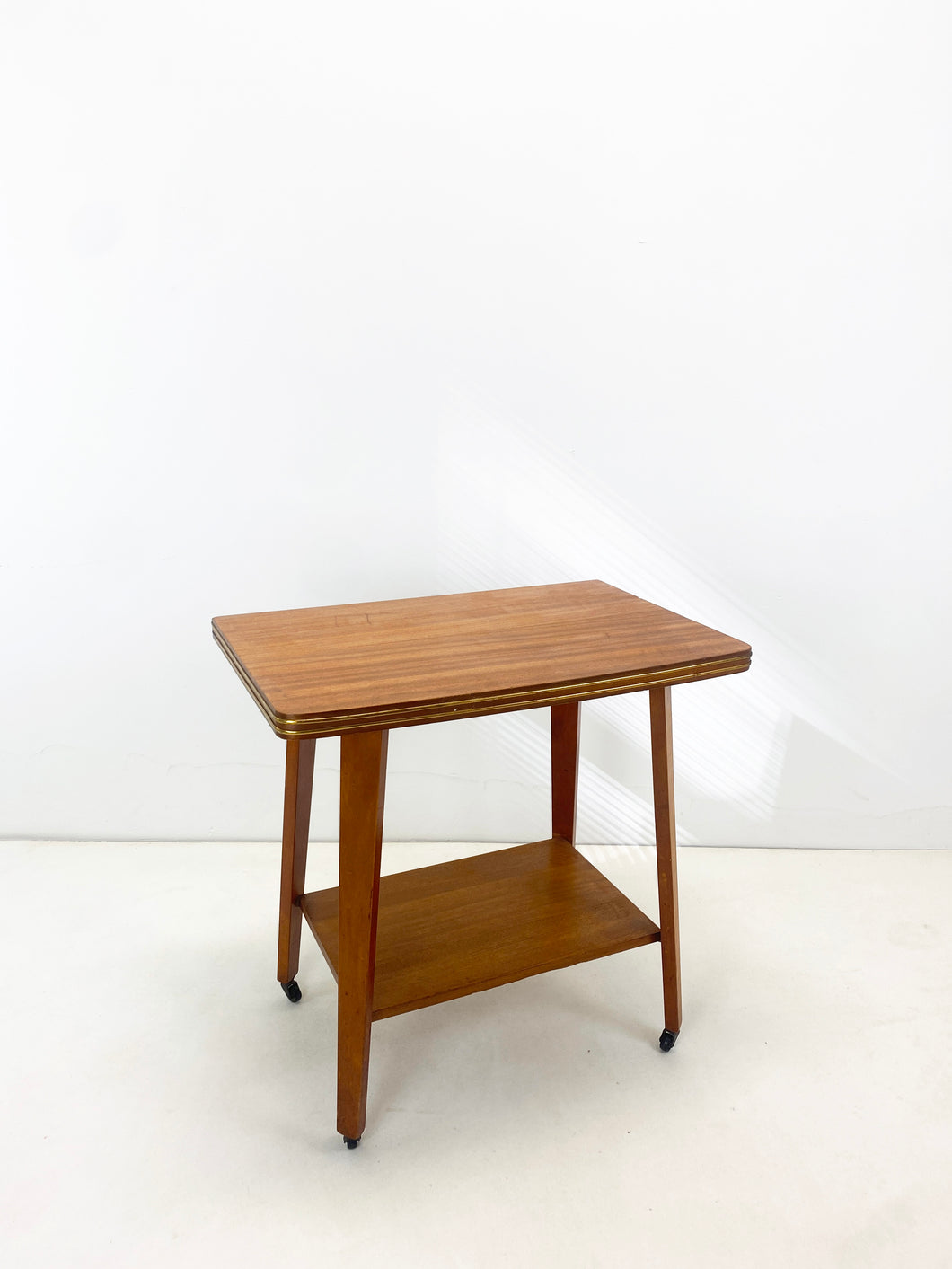 Teak bijzettafel op wielen