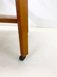 Teak bijzettafel op wielen