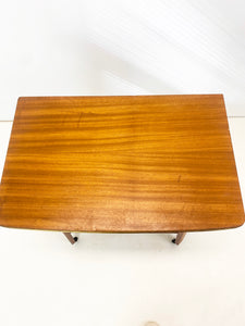 Teak bijzettafel op wielen