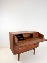 Afbeelding in Gallery-weergave laden, Kaptafel ontworpen door Børge Mogensen voor Søborg Møbelfabrik (1950s)
