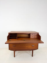 Afbeelding in Gallery-weergave laden, Kaptafel ontworpen door Børge Mogensen voor Søborg Møbelfabrik (1950s)
