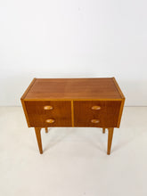 Afbeelding in Gallery-weergave laden, Vintage Teak Nachtkastje / Bijzetkastje
