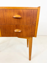Afbeelding in Gallery-weergave laden, Vintage Teak Nachtkastje / Bijzetkastje

