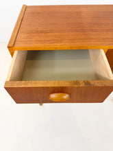 Afbeelding in Gallery-weergave laden, Vintage Teak Nachtkastje / Bijzetkastje
