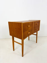 Afbeelding in Gallery-weergave laden, Vintage Teak Nachtkastje / Bijzetkastje
