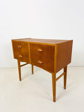 Afbeelding in Gallery-weergave laden, Vintage Teak Nachtkastje / Bijzetkastje
