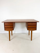 Afbeelding in Gallery-weergave laden, Deense Teak Bureau
