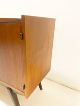 Load image into Gallery viewer, Kleine Teak Dressoir uit Scandinavië
