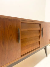 Load image into Gallery viewer, Kleine Teak Dressoir uit Scandinavië
